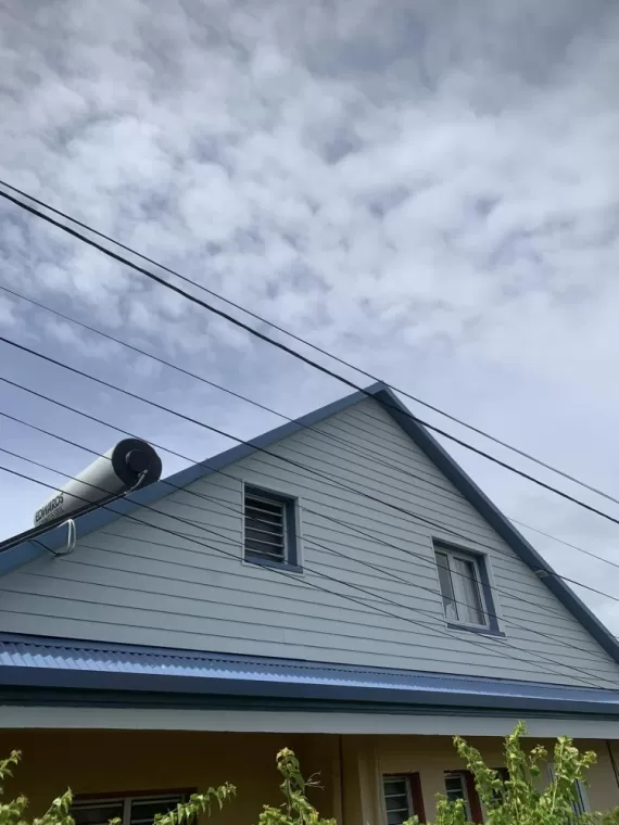 Pose de bardage avec casquette muret sur façade extérieure d'une maison à Saint-Pierre, Le Tampon, GB Rénovation Toiture 974