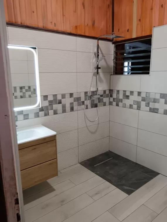 Rénovation d'une salle de bain, bardage fibre ciment et remplacement toiture à Saint-André, Le Tampon, GB Rénovation Toiture 974