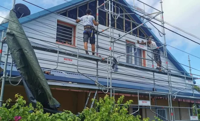Pose de bardage avec casquette muret sur façade extérieure d'une maison à Saint-Pierre, Le Tampon, GB Rénovation Toiture 974