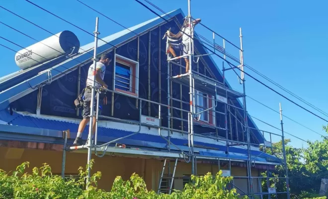 Pose de bardage avec casquette muret sur façade extérieure d'une maison à Saint-Pierre, Le Tampon, GB Rénovation Toiture 974