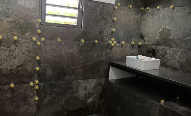 Rénovation d'une salle de bain avec toilette à Saint-Pierre, Le Tampon, GB Rénovation Toiture 974
