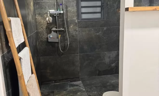 Rénovation d'une salle de bain avec toilette à Saint-Pierre, Le Tampon, GB Rénovation Toiture 974